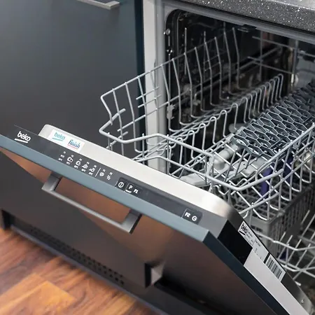 Classy & Prestigious Next To The Metro Station By Renters Apartment *