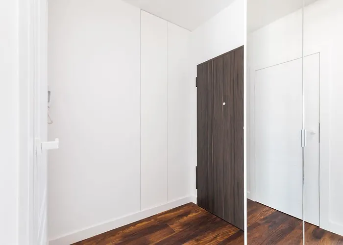 Classy & Prestigious Next To The Metro Station By Renters