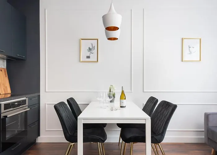 Classy & Prestigious Next To The Metro Station By Renters Apartman Varsó