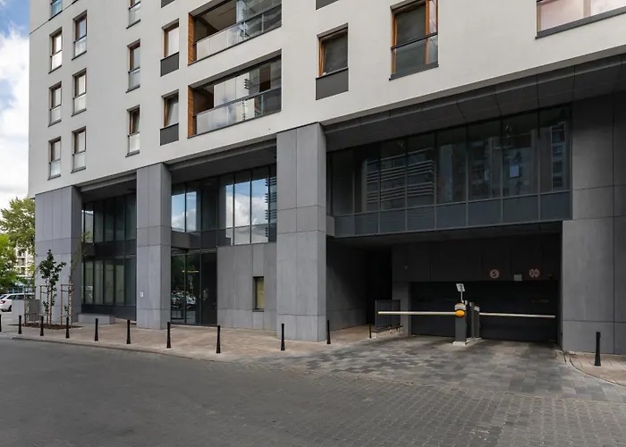 Classy & Prestigious Next To The Metro Station By Renters Varsó