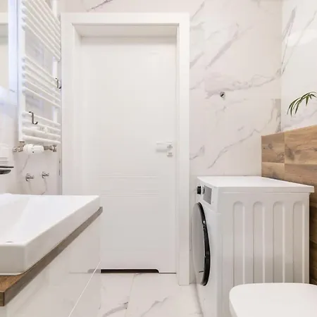 アパート Classy & Prestigious Next To The Metro Station By Renters ワルシャワ